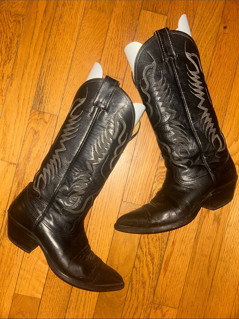 VINTAGE Nocona Black sz W 8 Leather Western Cowboy Boots with Embroidered Shaft
